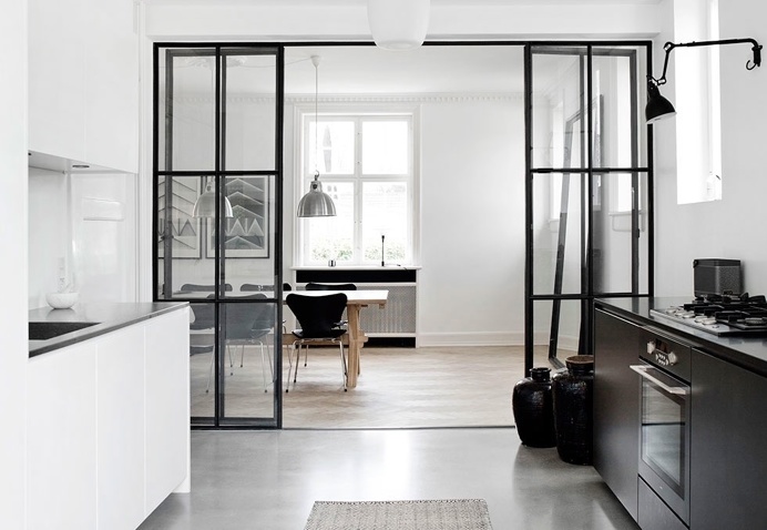Black and white home. Photo by Kira Brandt/House of Pictures. #kitchen #upspicks