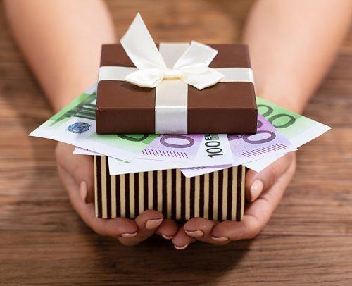 Here, we will tell you the average wedding gift cost, gift etiquette and how much to spend on gifts per wedding situation.
