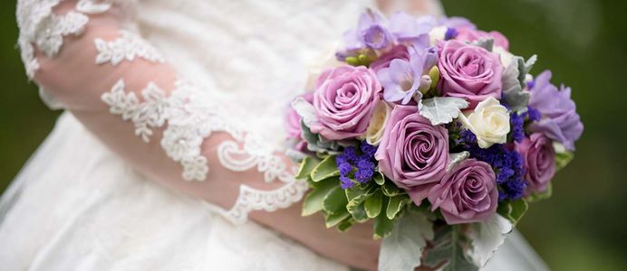 Wedding Bouquet - a mandatory attribute of the wedding, he - part of the image of each bride. The bouquet must be correctly selected not only in color and style, but also in composition.