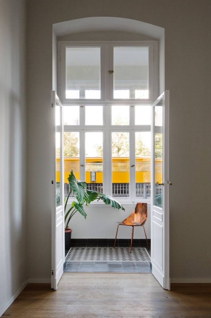 Transitional small sunroom. Art Apart by RAUM404. © Noshe. #sunroom #casementwindow #transitional #sunroom #casementwindow #transitional