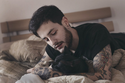 tattoed guy with cat #inked