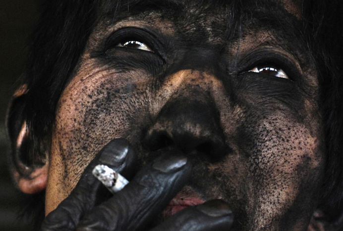 Foto por Wissam Nassar / The New York Times – Fonte: amazinggworld Rosto de um trabalhador de mina de carvão – China