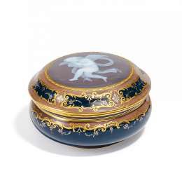 Kleine Dose mit kleinem Amor in Dough on Dough. Meissen #Sets #Teasets #Porcelainsets #Antiqueplates #Plates #Wallplates #Figures #Porcelainfigurines #porcelain