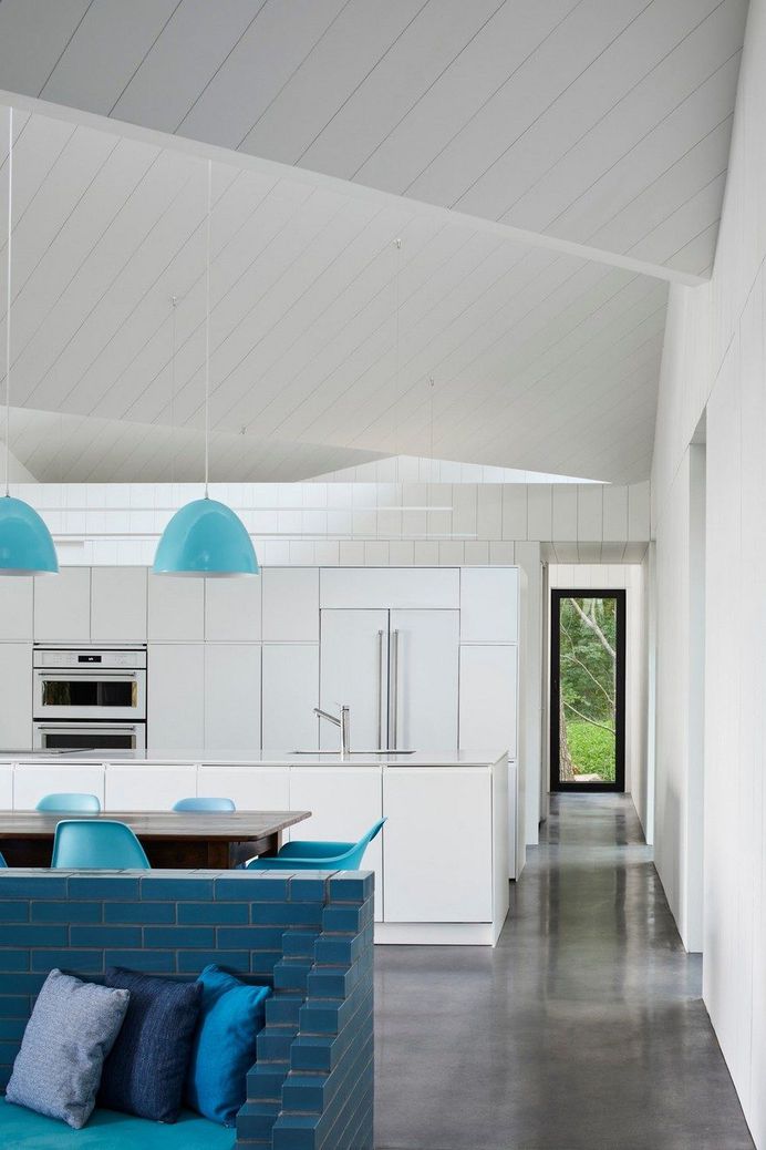 Net-Zero Lakeside Home Nestled on the Shores of Lake Stoney, Canada 4