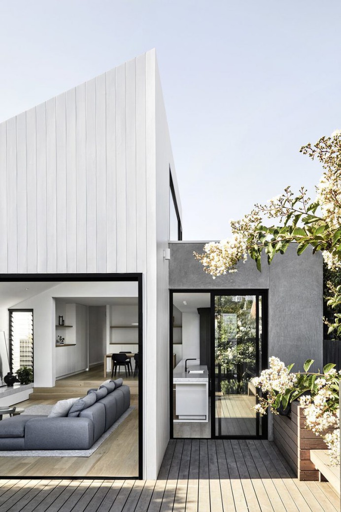 Cottage-Fronted Family Home / Tom Robertson Architects
