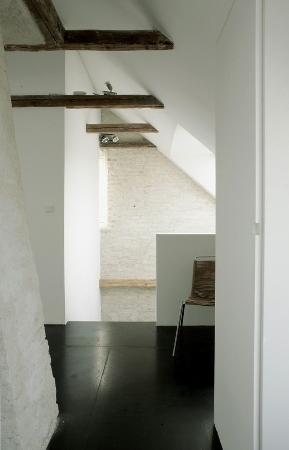 House and art studio corridor #interior #house #modern #rustic #architecture #studio #art #paintings #artist