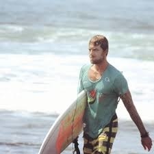 Resultado de imagem para surfista. google img
