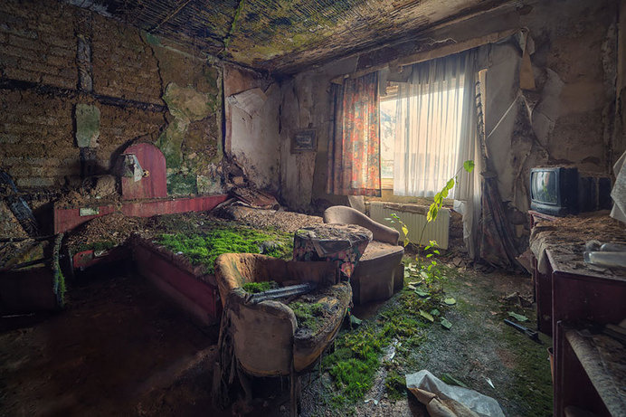 nature-reclaiming-abandoned-places-26 #abandoned #photography