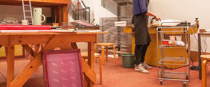 Volg een workshop en ga zelf aan de slag bij gezeever #gezeever #antwerpen #werkplaats #zeefdruk