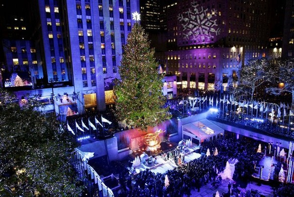 2 Christmas art in New York ceremony with christmas tree #christmas #trees #art #tree