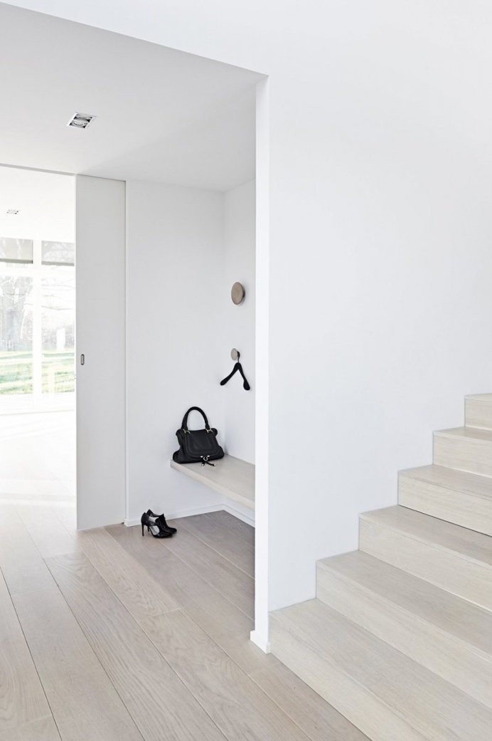 Entry nook. Villa Vagtelvej by Årstiderne Arkitekter. © Martin Dyrlev. #entryway #nook