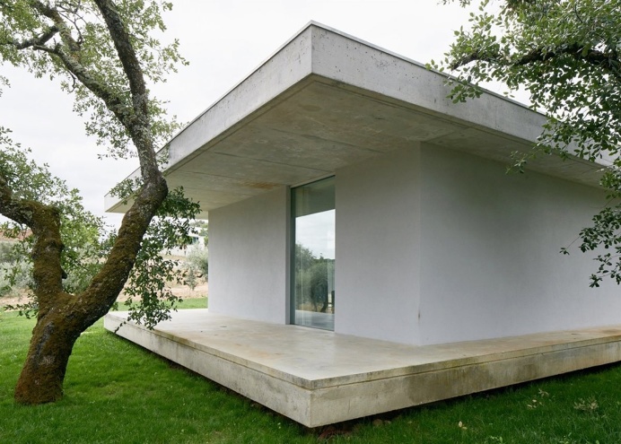 House sandwiched between two concrete slabs. Fanu House by Bruno Dias Arquitectura. © Hugo Santos Silva. #architecture #house