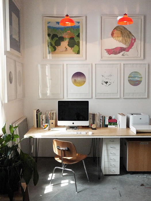 Beautiful and Inspiring Workstations / circle watercolor print #interior #desktop #workspace