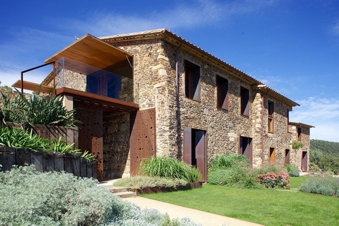 Gavarres Weekend Home – Spectacular Renovation of an Old Farmhouse