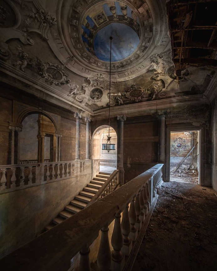Abandoned Italy: Striking Urbex Photography by Jeroen Taal