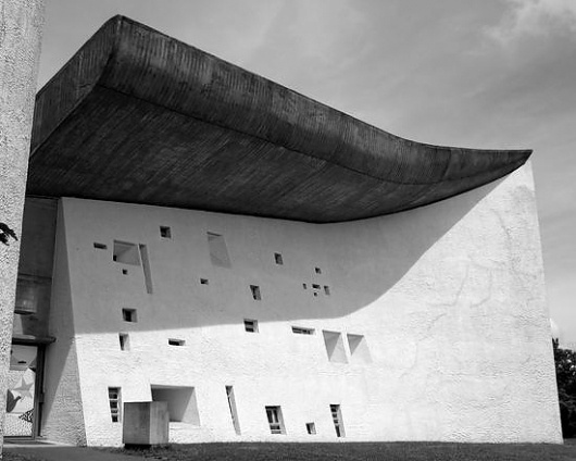 paris-2005.1119444360.ronchamp_bw.jpg (Imagem JPEG, 550x440 pixéis) #paris #white #black #architecture #and