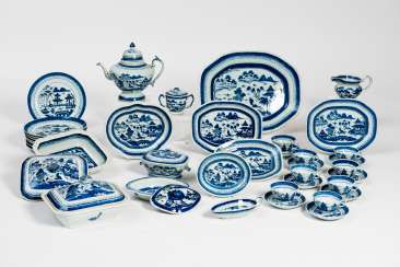 A ÜBERKOMPLETTES PORCELAIN SERVICE #Sets #Teasets #Porcelainsets #Antiqueplates #Plates #Wallplates #Figures #Porcelainfigurines #porcelain