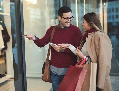 wedding registry tips man and woman with the list