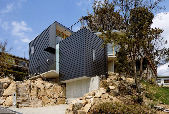 House Gripping the Landscape in Japan by Shogo Aratani #architecture