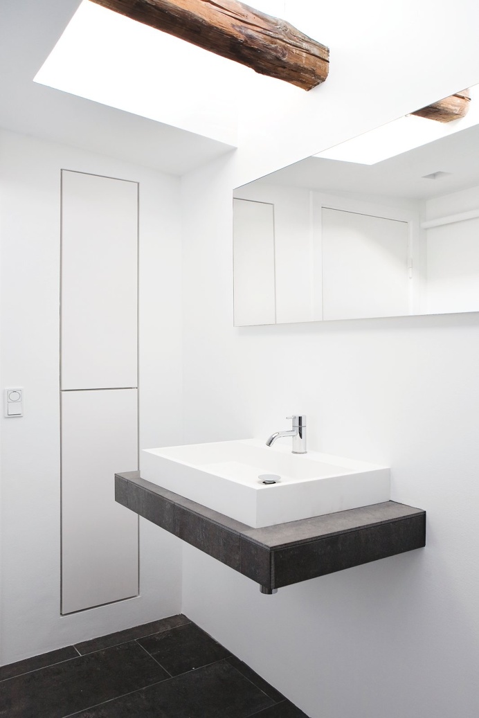 Bathroom with skylight. Fredgaard Penthouse by Norm.Architects. #normarchitects #minimal #bathroom #skylight