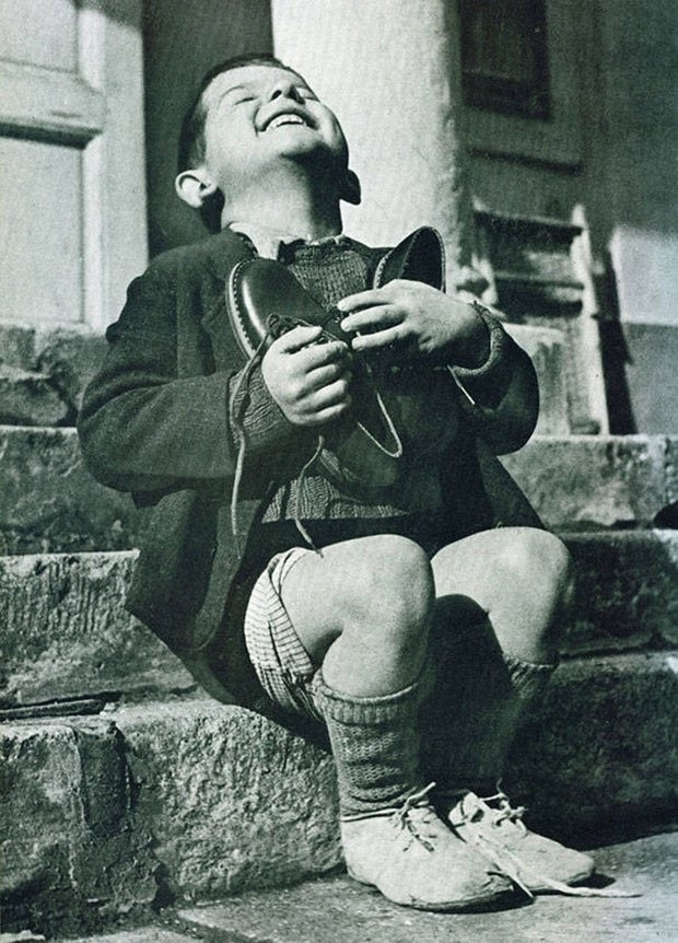 Garoto austríaco ganha sapatos novos durante a Segunda Guerra Mundial