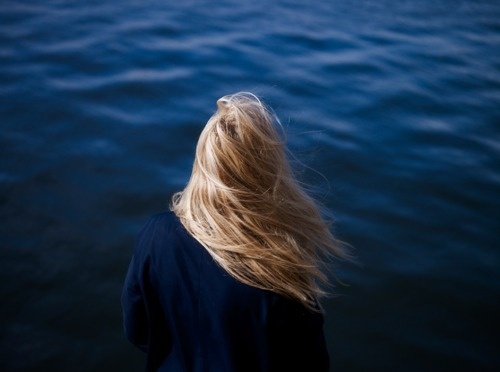 Vajza N'kuti #water #girl #photo #hair #blue