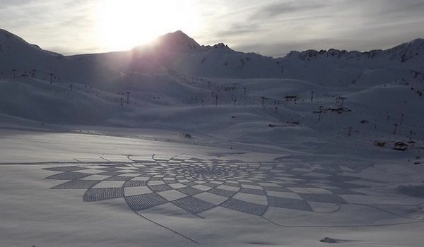 Landscape land art from Simon Beck #3d #his #france #each #pai #snow #is #there #the #it #creating #and #art #when #artis #winter