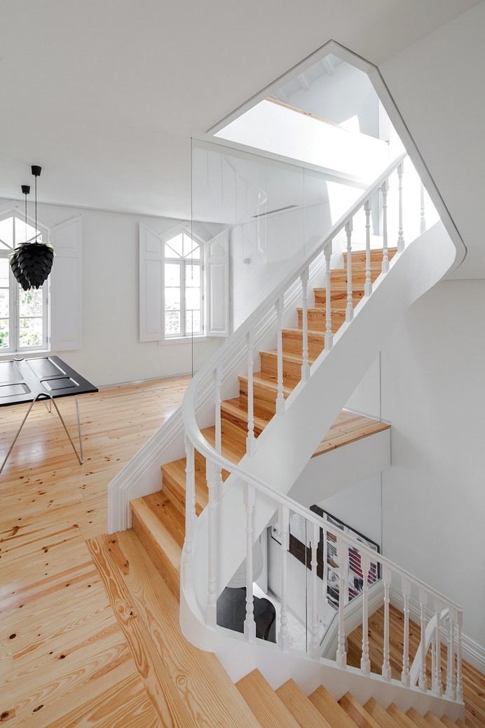 Three Cusps Chalet by Tiago do Vale Architects / Portugal