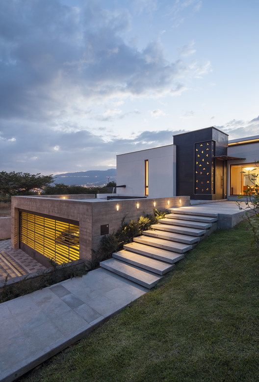 NR2 House / Roberto Burneo Arquitectos