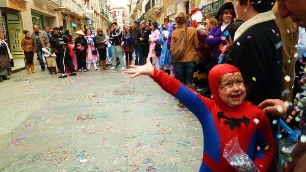 Cadizzle 2011 on Behance #spain #celebration #kid #child #cadiz #confetti