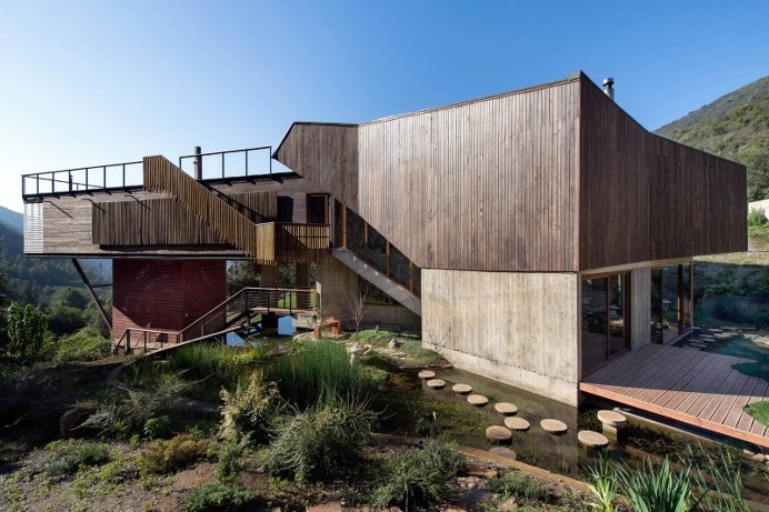 Seasonal spacious house with attractive interior balcony