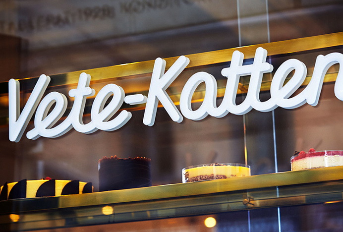Vete-Katten by The Studio #sign #light #typography