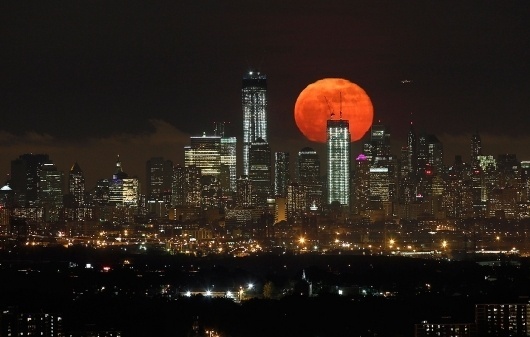 s01_RTR31PUL.jpg (1247×793) #supermoon #photography #moon #cityscape