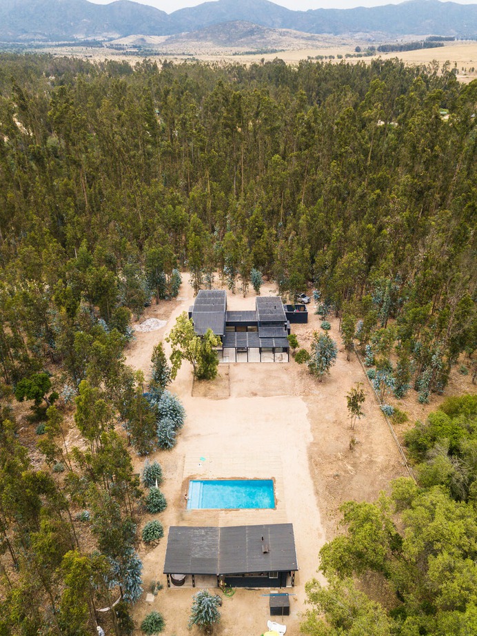 Catapilco House by Claro + Westendarp Arquitectos & Benjamin Goñi Arquitectos