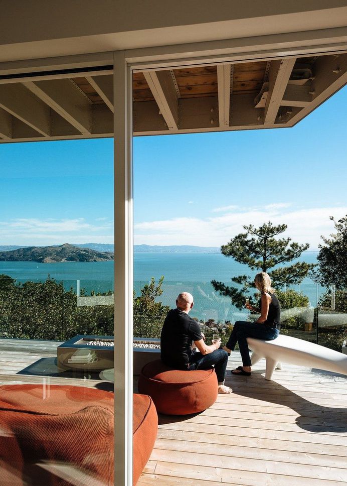 Sausalito Residence is Like a Sophisticated Library of Vinyl Records and Design Books 18