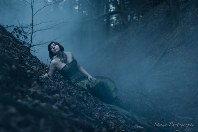 Conceptual and Fine Art Portrait Photography by Isabelle Hanneuse