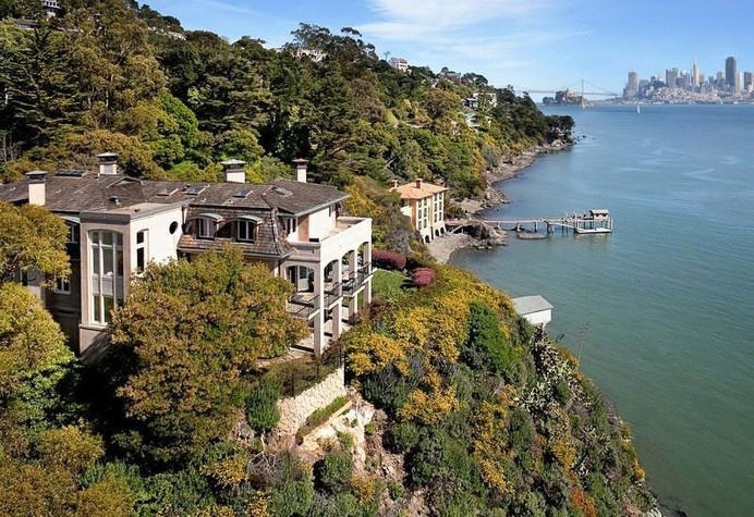 Waterfront Luxury Home Opening Up Towards the San Francisco Skyline #architecture #luxury #waterfront