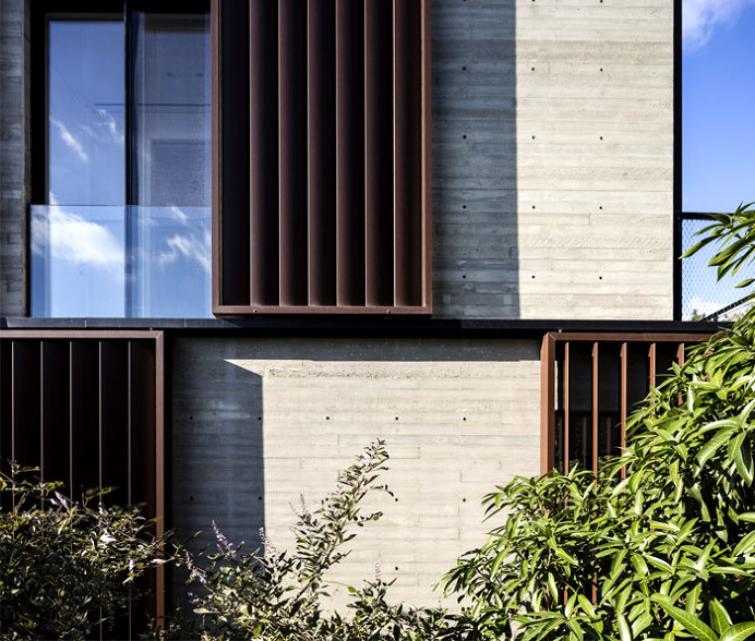 Afeka House Amaze with Corten Steel Shading System - InteriorZine