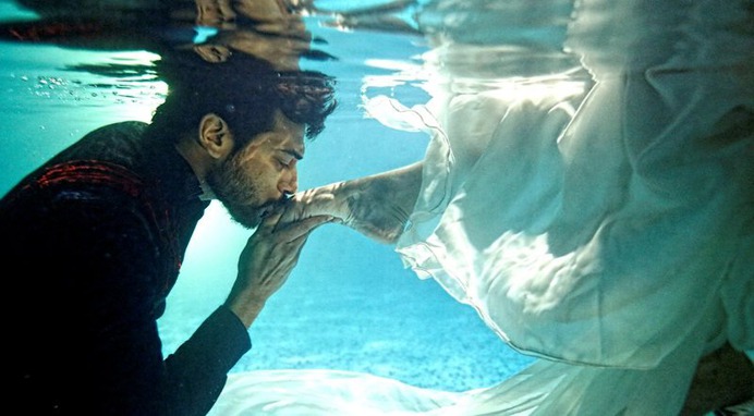 under water pre wedding photoshoot idea
