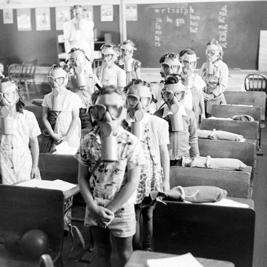 tumblr_m3pnukdSbl1qazgtvo1_1280.jpg 990×990 pixels #children #mask #gas