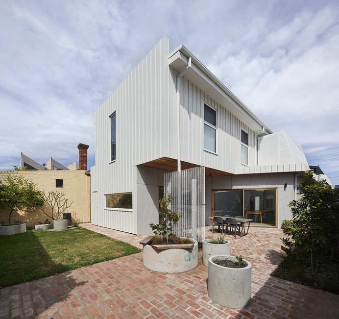 House for All Seasons / Poly Studio