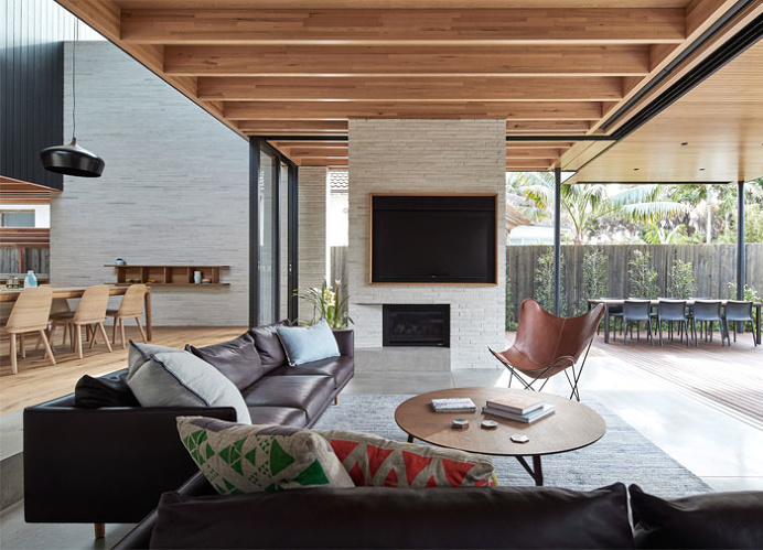 Brick House That Looks Warm Cozy and Inviting - InteriorZine #architecture #house #home #decor #interior