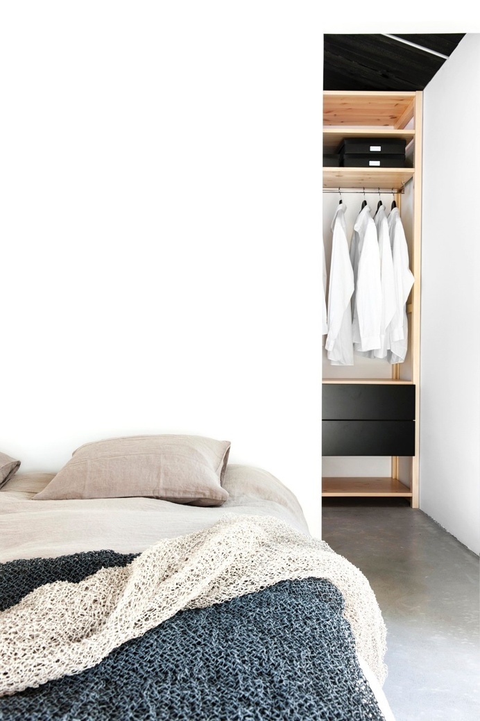 Modern bedroom in Deko's House Maja. #bedroom #concretefloor #walkincloset #modern