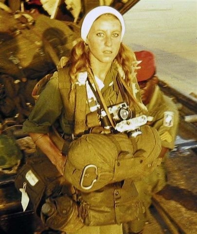 This is French combat photographer Catherine Leroy, photographed before taking off with the 173rd Airborne Brigade. At the age of 21, in 196 #leroy #catherine