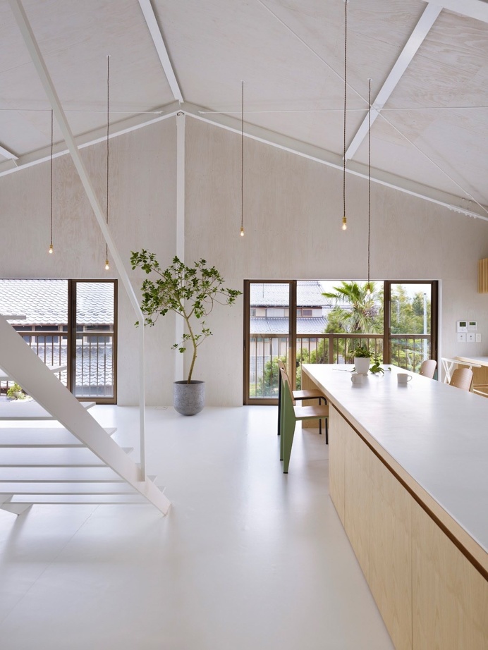 Open living space with vaulted ceiling. House in Yoro by Airhouse Design Office. Photo by Toshiyuki Yano. #airhousedesignoffice