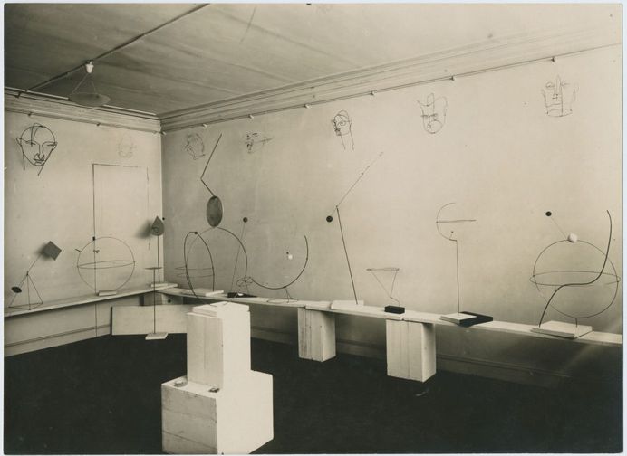 Installation photograph, Alexandre Calder: Volumes–Vecteurs–Densités / Dessins–Portraits, Galerie Percier, Paris, 1931 Courtesy of Calder Foundation, New York © 2016 Calder Foundation, New York Photo: Marc Vaux © Bibliothèque Kandinsky, Centre Georges Pompidou, Marc Vaux Collection