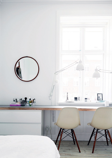 Workspace by the window. Home of architect Friederike Faller. Photo by Mikkel Adsbol. #workspace #friederikefaller #mikkeladsbol #eames