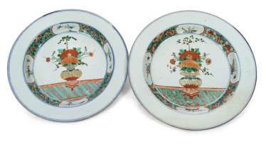 Pair of large porcelain plates with a multicoloured decoration of a vase of flowers in the mirror #porcelain