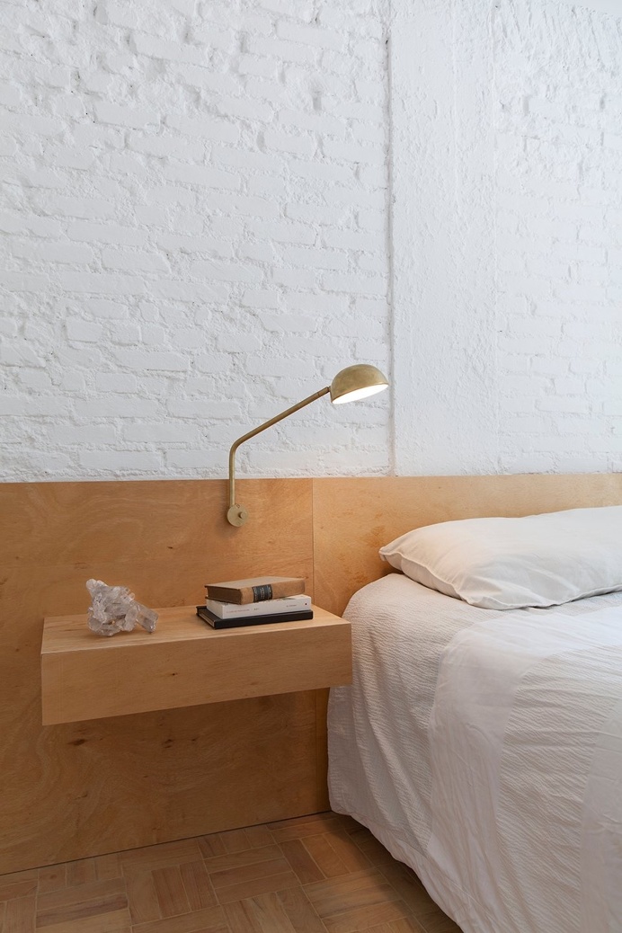 White bedroom with plywood headboard and bedside table. Ap Cobogó by Alan Chu. #alanchu #minimalism #bedroom #plywood