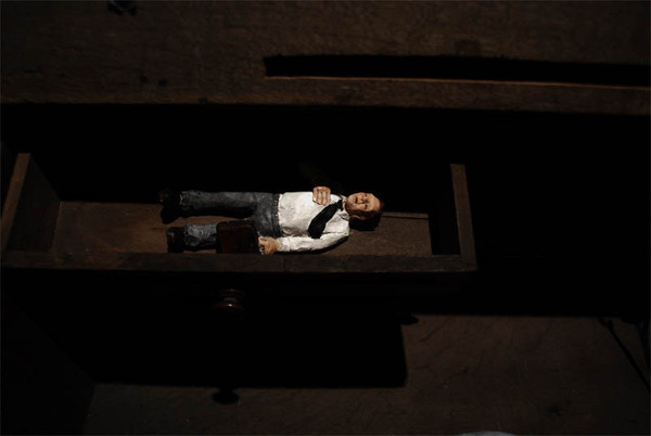 cement miniature sculptures artist isaac cordal 21 #photography #cement #sculpture #art